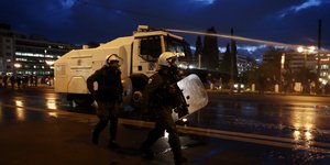 Τα ΜΑΤ στην ένταση που προκλήθηκε στο πανεκπαιδευτικό συλλαλητήριο στο Σύνταγμα