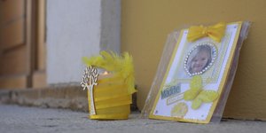 Φωτογραφία της Μαντλίν ΜακΚαν έξω από εκκλησάκι