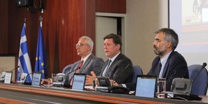 Ο Μιλτιάδης Βαρβιτσιώτης κατά τη διάρκεια ομιλίας του για την «πράσινη» ενέργεια