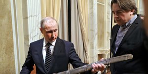 Ο Ρώσος πρόεδρος Βλαντιμιρ Πούτιν και ο image-maker του, Κόνσταντιν Ερνστ 