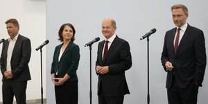 O Όλαφ Σολτς με τους ηγέτες των Πρασίνων, Χάμπεκ και Μπέρμποκ και τον αρχηγό του FDP Λίντνερ 