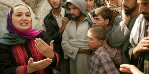 Η Αφγανή ακτιβίστρια Σουκρία Μπαρακζάι μιλάει σε συμπατριώτες της, στην Καμπούλ, το 2005