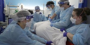 Mεταφορά ασθενούς με Covid-19 σε ΜΕΘ βρετανικού νοσοκομείου