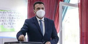 Ο Ζόραν Ζάεφ ψηφίζει σε εκλογές στη Βόρεια Μακεδονία