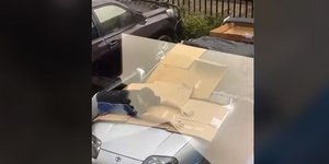 Έτσι προσπάθησε να προστατέψει το αυτοκίνητό του από το χαλάζι 