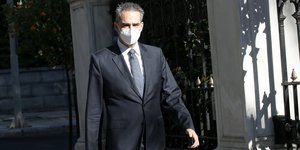 Άγγελος Συρίγος μάσκα κοστούμι περπατάει