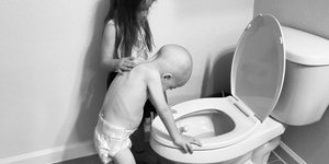 Κορίτσι παρηγορεί τον αδερφό της που κάνει εμετό