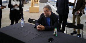 Ai Weiwei σε τραπέζι