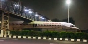 Το αεροπλάνο της Air India που σφήνωσε κάτω από γέφυρα