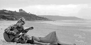 Η Αλίν με τον Κριστόφ στην παραλία Juan-les-Pins της Γαλλικής Ριβιέρας.