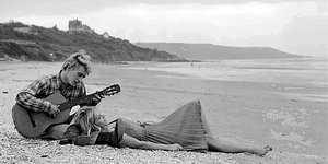 Η Αλίν με τον Κριστόφ στην παραλία Juan-les-Pins της Γαλλικής Ριβιέρας. 