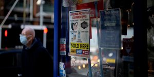 ηλικιωμένος άνδρας λευκή μάσκα σούπερ μάρκετ Βρετανία