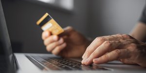 άνδρας κάνει ηλεκτρονικές αγορές