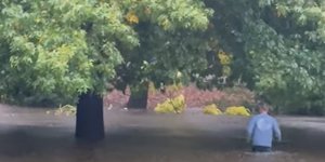 Βουτιά στην πλημμύρα για να σώσει γατάκι