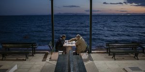 Άνδρες παίζουν σκάκι στον Άλιμο 