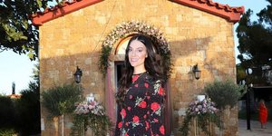 Η Αριάνα Ροκφέλερ επέλεξε ένα φλοράλ φόρεμα για τη βάπτιση