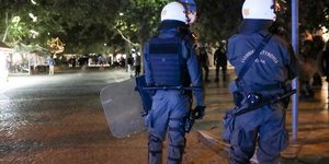 Αστυνομικοί με ασπίδες και κράνη