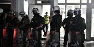 αστυνομικοί με στολές και ασπίδες Πέραμα Ρομά