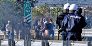 Αστυνομικοί και Ρομά σε αποκλεισμένο δρόμο