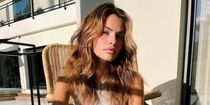 γυναίκα με λαμπερή επιδερμίδα