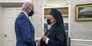 Ο Οικουμενικός Πατριάρχης Βαρθολομαίος με τον Τζο Μπάιντεν, κατά τη διάρκεια της συνάντησής τους στο Λευκό Οίκο