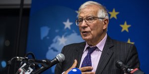 Ζοζεπ Μπορέλ ριγε σακακι