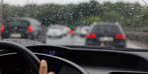αυτοκίνητο και βροχή