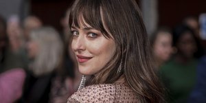 H Nτακότα Τζόνσον στο κόκκινο χαλί