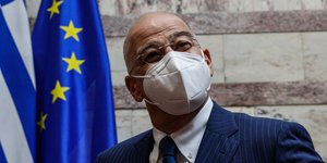 δενδιας κοιταζει πλαι 