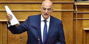 Ο Νίκος Δένδιας στο βήμα της Ολομέλειας
