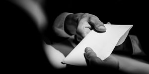 διαφθορά λευκός φάκελος χέρια