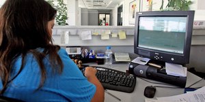 Διάλειμμα υπάλληλος δημοσίου σε υπολογιστή
