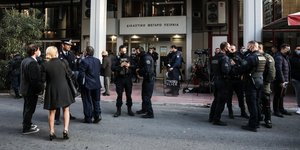 Ελεύθεροι οι 7 αστυνομικοί και οι ανήλικοι Ρομά που ενεπλάκησαν στην καταδίωξη στο Πέραμα