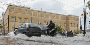 Δρόμοι ποτάμια στο Σύνταγμα μετά τις βροχές που έφερε η κακοκαιρία Μπάλλος