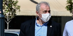 Ευθύμιος Λέκκας λευκή μάσκα