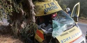 Σοβαρό τροχαίο με ασθενοφόρο