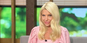 η Ελένη Μενεγάκη με ροζ τοπ