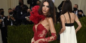Η Έμιλι Ραταϊκόφσκι στο φετινό Met Gala