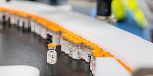 φιαλίδια εμβολίων κατά του κορωνοϊού