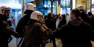 Ένταση στην πορεία διαμαρτυρίας για τα γεγονότα στο Πέραμα