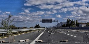 Επεισόδια στην εθνική οδό, στο ύψος του Ζευγολατιού, μεταξύ δυνάμεων των ΜΑΤ και Ρομά