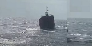 Ρυμούλκηση του πλοίου με τα 400 άτομα στα ανατολικά της Κρήτης