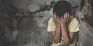 επίθεση αγόρι χέρια στο πρόσωπο
