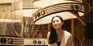 δείπνο σε φανάρια στο Τόκιο γυναίκα χαμογελάει