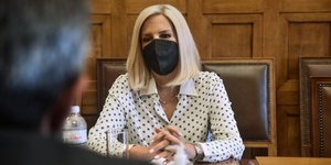 Η Φώφη Γεννηματά, στη συνάντηση με εκπροσώπους εργαζομένων της Πειραιώς, πριν εισαχθεί στον Ευαγγελισμό