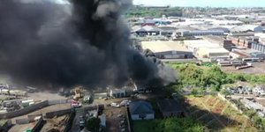 Εικόνα από τη φονική πυρκαγιά σε αγωγό μεταφοράς πετρελαίου στη Νότια Αφρική