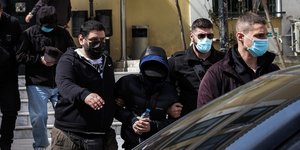 Ο Μένιος Φουρθιώτης, συνοδεία αστυνομικών