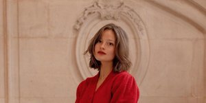 γυναίκα με κόκκινη ζακέτα