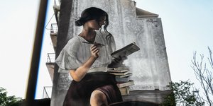 Γκράφιτι στα πλαϊνά πολυκατοικίας στην Αθήνα