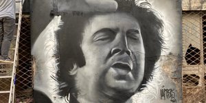 Το εντυπωσιακό γκράφιτι για τον Μίκη Θεοδωράκη στο κέντρο της Αθήνας